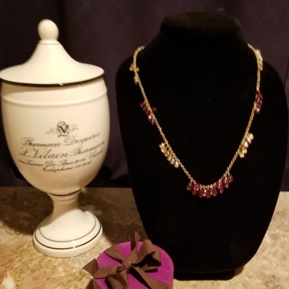 Fun and flirty Loft necklace!